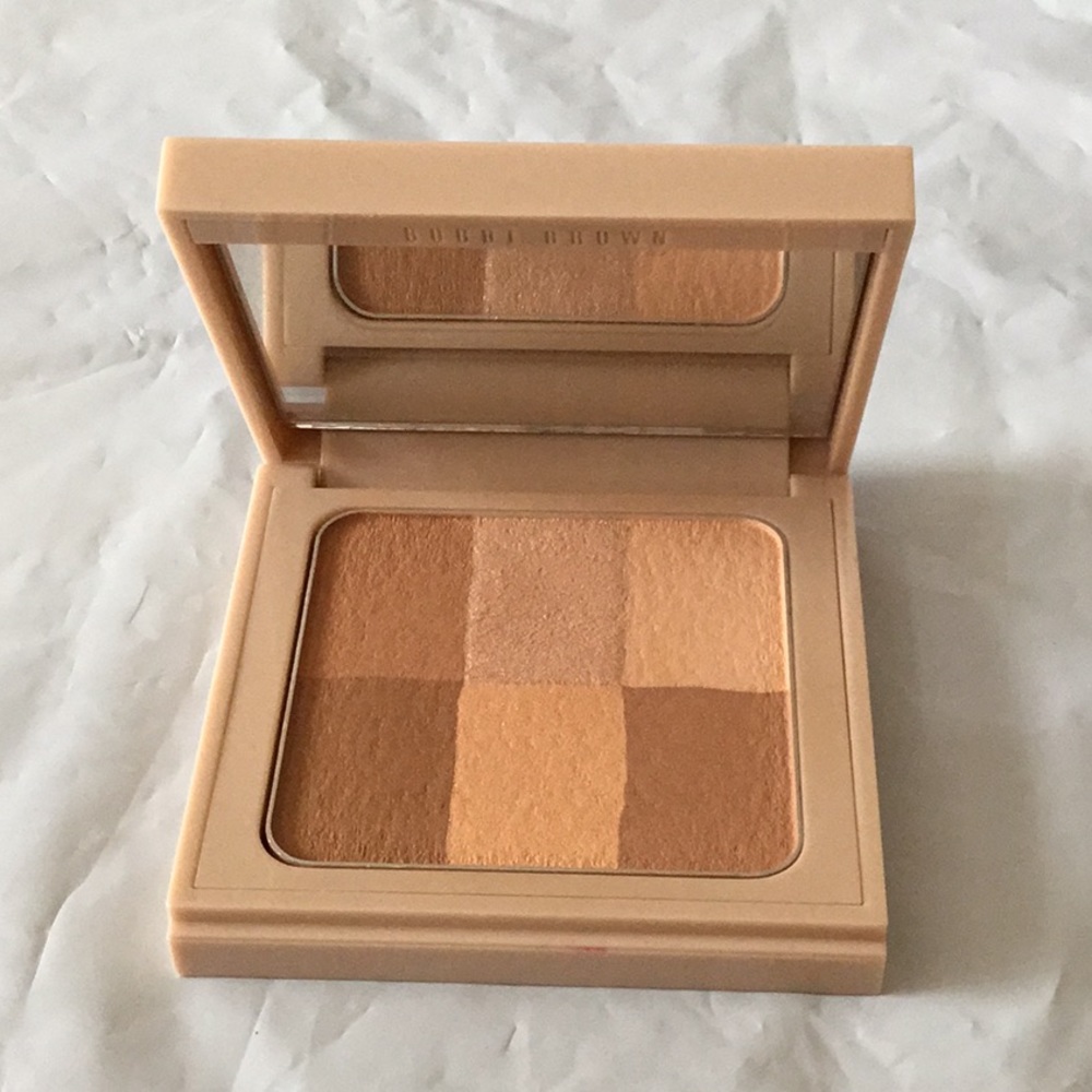 Bobbi Brown Finish Illuminating Powder - Color:Golden -